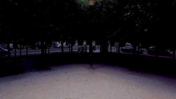 从无人驾驶飞机从地面开始观看 逐渐揭示了Vosges广场和后来的巴黎城市景观角落的制服房屋 — 图库视频影像