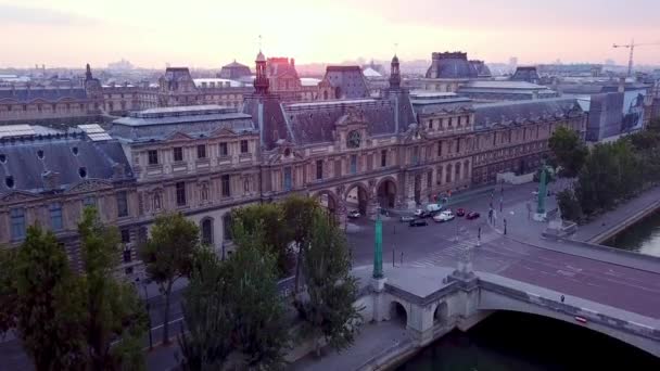 从上升的无人机俯瞰卢浮宫的建筑 卡鲁索广场逐渐显现出来 早上街上的交通情况 — 图库视频影像