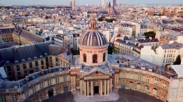 法国巴黎Montparnasse区的屋顶景观 法国学院大楼和城市全景的倾斜镜头 — 图库视频影像