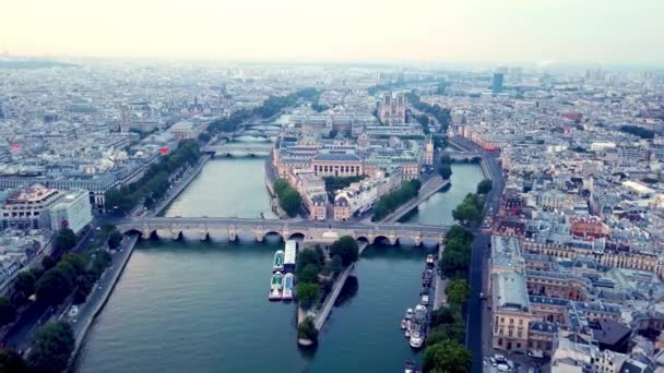 Drone Volando Río Sena Hacia Ile Cite Con Puente Pont — Vídeos de Stock