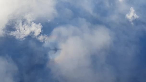 太陽の栄光と呼ばれるスペクトルが壊れている雲の上に投げかけられた飛行機の影 — ストック動画