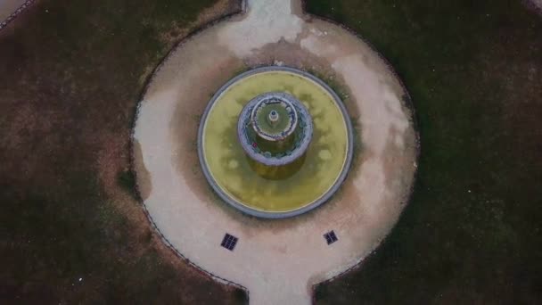 Telecamera Drone Che Sale Inclina Mostra Gradualmente Panorama Della Città — Video Stock