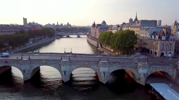 Flying Drone View Pont Neuf Moving Away Gradually Revealing Ile — Vídeo de Stock