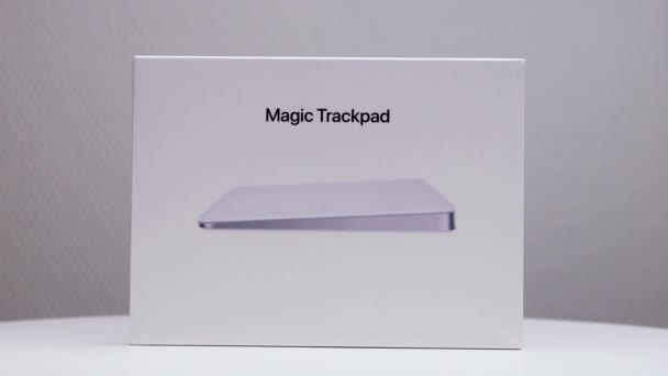 Λαμπερό Λευκό Κουτί Συσκευασίας Του Mac Μαγικό Trackpad Στο Περίπτερο — Αρχείο Βίντεο