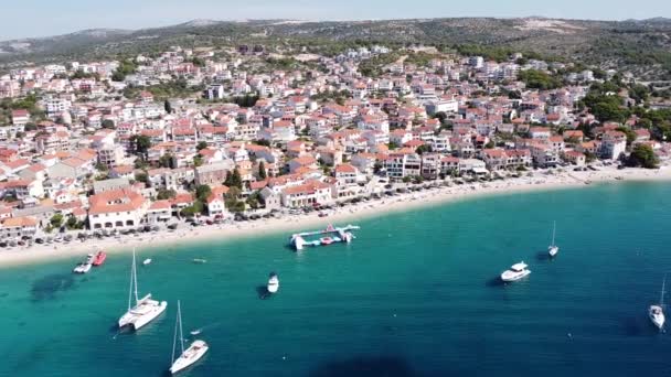 Primosten Dalmacia Croacia Vista Aérea Los Barcos Vela Pueblo Costa — Vídeo de stock