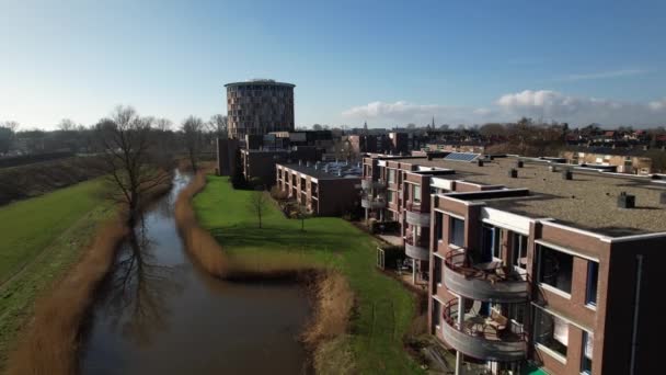 Pendekatan Udara Untuk Membangun Rumah Tinggal Datar Menara Belanda Dengan — Stok Video