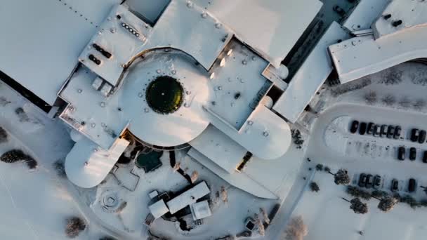 フィンランドのブオカッティにあるホリデークラブKatinkultaホテルの上の空中ビュー 鳥の目 ドローンのショット — ストック動画