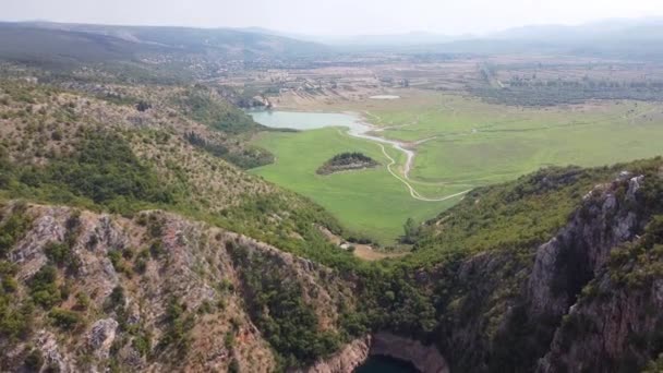 クロアチア ダルマチア分割の本土でのクレニカ湖とプロロスコ ブラト 空中ドローンビュー 明らかに — ストック動画