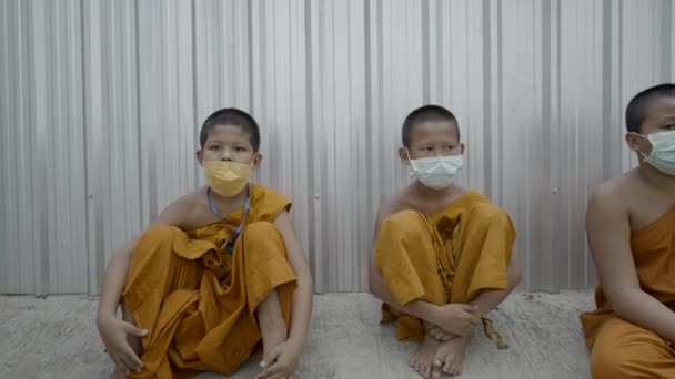 Bangkok Young Monks Face Masks Resting Fence — Vídeos de Stock