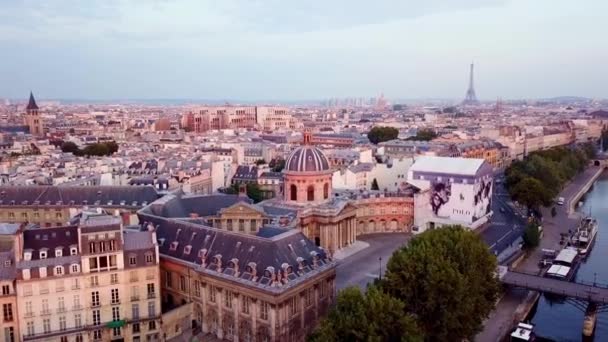 摄象机在塞纳河上空拍到的空中镜头 法国巴黎城市学院大楼的卡车景观 — 图库视频影像