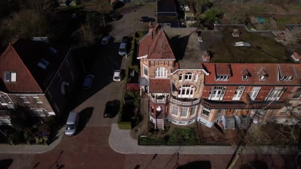 Luchtkuip Langs Historische Architectuur Van Kleurrijk Ingerichte Art Nouveau Woonhuizen — Stockvideo