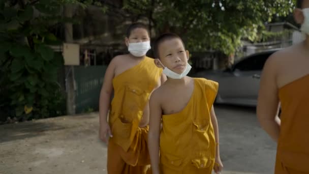 Jonge Monniken Ademhalingsmaskers Straat Bangkok Slow Motion — Stockvideo