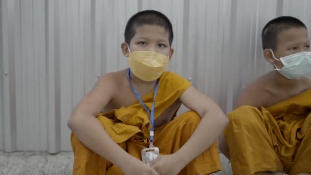Groep Kinderen Thailand Het Dragen Van Monnikskleren Ademhalingsmaskers Gezicht Rusten — Stockvideo