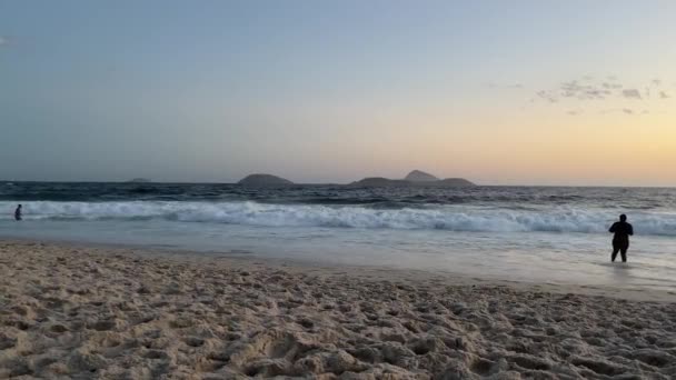 Femme Debout Dans Les Vagues Déferlantes Entrant Plage Ipanema Avec — Video