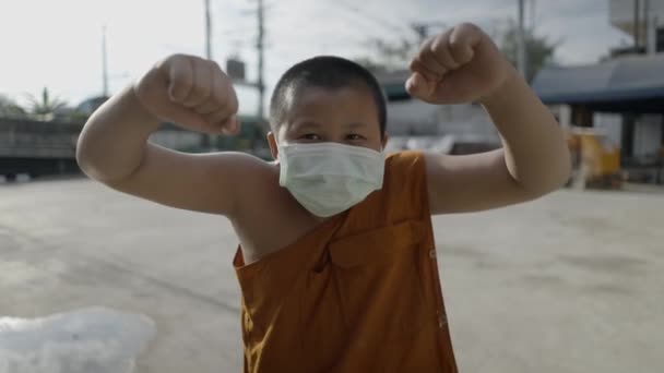 Thai Fatty Joven Monje Levantando Las Manos Mostrando Cara Divertida — Vídeo de stock