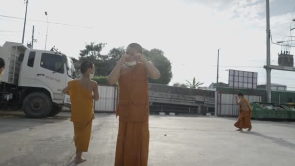 Enfants Moines Avec Des Masques Baissés Dans Les Rues Bangkok — Video