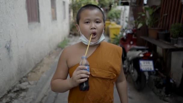 Young Monk Boy Face Mask Drinking Soda Straw Bangkok Rural — Video Stock