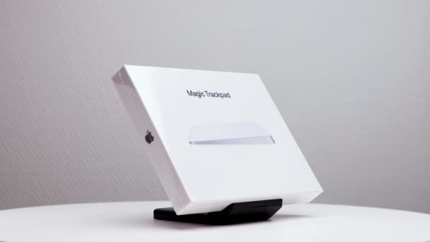 Witte Verpakking Doos Van Mac Magic Trackpad Display Staan Met — Stockvideo