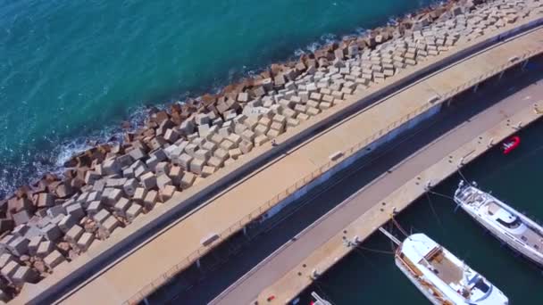 088_Ojra Uas_Port_Orbita_Promenade_Groyne_4K Viagem Lateral Passeio Visualizando Pedras Barcos Porto Mar — Vídeo de Stock