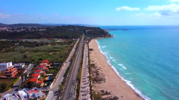 085_Ojra Uas_Beach_Frontaltraveling_Linetrain_Choppedflat_4K Recorrido Frontal Del Paseo Marítimo Visualización Planos Picados — Vídeos de Stock