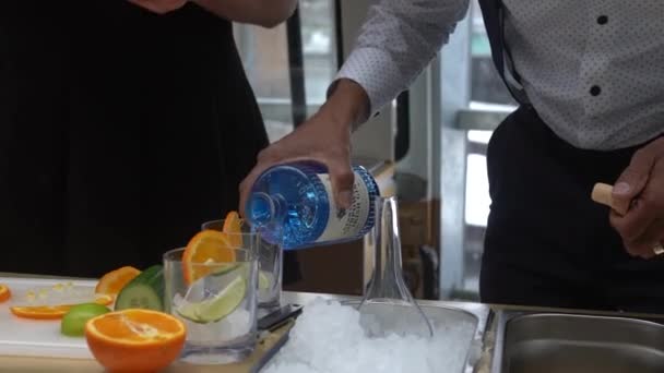 Gros Plan Personnel Bar Préparant Gin Tonics Lors Événement — Video