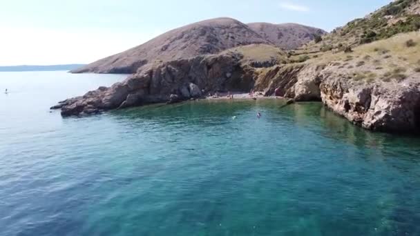 クルク島 クヴァルネル島 クロアチアのオプナ湾 空中ドローン カヤッキング 隠れたビーチ アドリア海の景色 — ストック動画