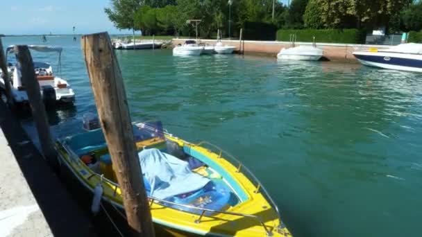 Красочная Желтая Лодка Другие Лодки Причале Сине Зеленом Море Италии — стоковое видео