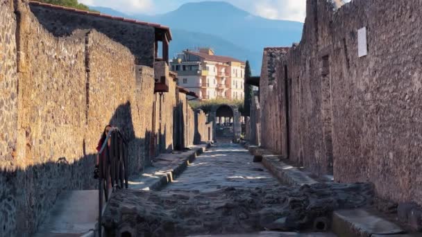 Медленный Снимок Красивой Брюнетки Солнечных Очках Прогуливающейся Историческим Улицам Помпеи — стоковое видео