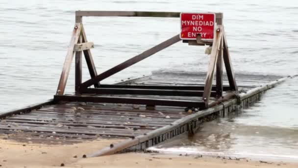 Tide Översvämmade Havet Trä Planka Gångväg Brygga Med Walesiska Varningsskylt — Stockvideo