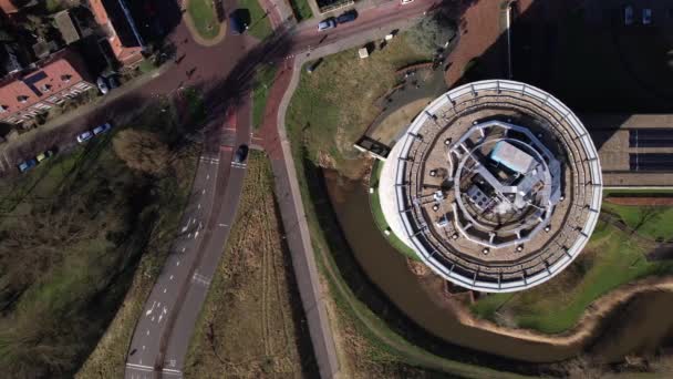 Cars Traffic Seen Top Aerial View Slowly Revealing Towering Building — Stock Video