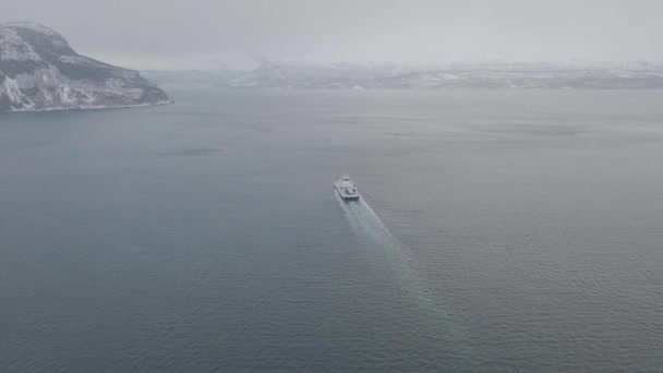 Ferry Sailing Olderdalen Lyngseidet Foggy Winter Kafjord Troms Norvegia Aeriană — Videoclip de stoc