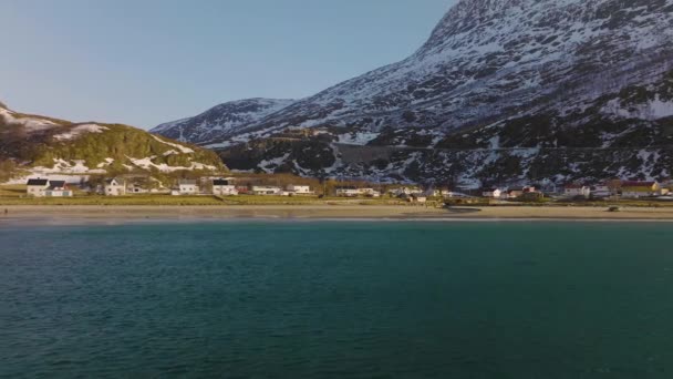 Piccolo Villaggio Grotfjord Vicino Alla Spiaggia Circondato Colline Innevate Montagne — Video Stock
