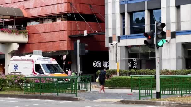 Een Spoedgeval Medische Reactie Voertuig Rijden Heuvel Straat Met Flitsende — Stockvideo