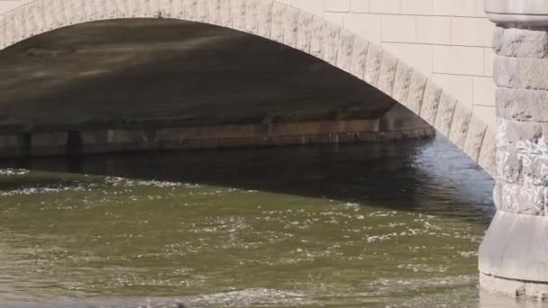 Rio Motala Fluindo Sob Ponte Principal Norrkoping Suécia Panning — Vídeo de Stock