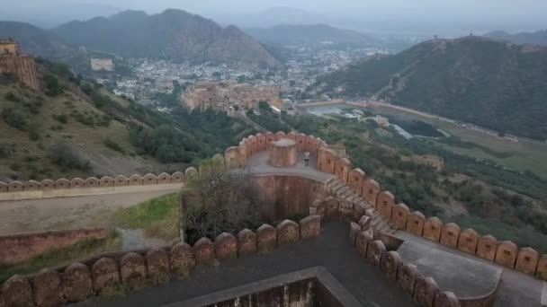 Amber Palace Aerial Retreats Reveal Jaigarh Fort High Walls — Vídeos de Stock