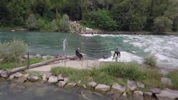 Surfers Het Land Opgesloten Zwitserland Surf Staande Golf Reuss River — Stockvideo