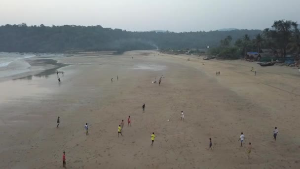 Místní Děti Hrají Fotbal Fotbal Široké Tropické Pláži Indii — Stock video