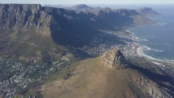 南アフリカ共和国ケープタウンのライオンの頭とテーブルの山の空中写真 — ストック動画