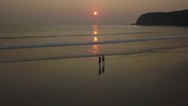 Due Uomini Godono Tramonto Dorato Sull Oceano Dalla Spiaggia Sabbia — Video Stock