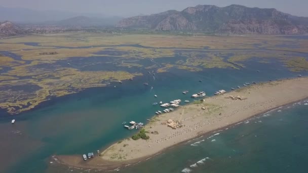 Turkiska Iztuzu Beach Bildas Bortom Den Grunda Flodmynningen Vid Dalyan — Stockvideo