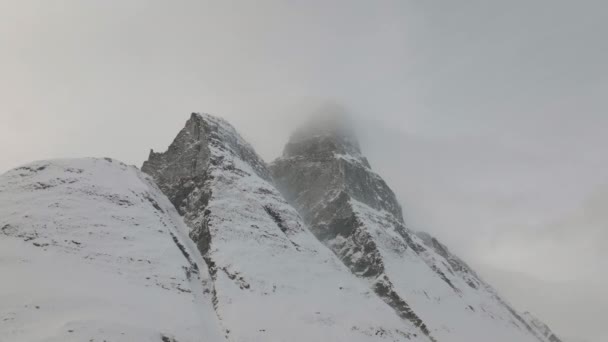 Steep Snowy Slopes Peak Otertinden Mountain Northern Norway Aerial Shot — 비디오