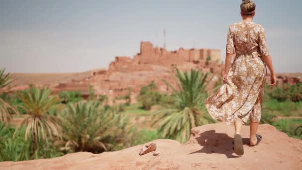 Slo Woman Floral Dress Looks Fortified Village Morocco — Vídeo de stock