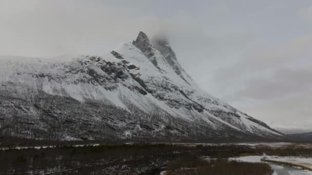 Majestic Snowy View Otertinden Mountain Signaldalen Norway Panning Wide Shot — Stock Video