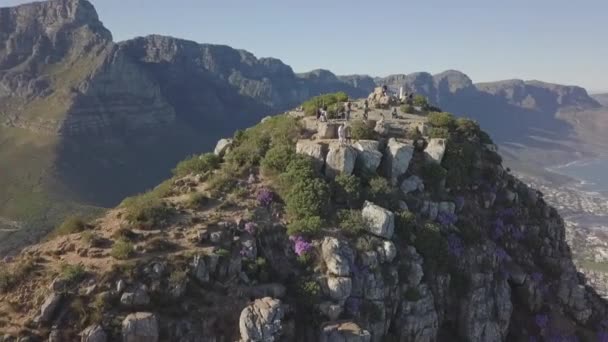 Turisták Állnak Tetején Lion Head Signal Hill Fokvárosban Légi — Stock videók