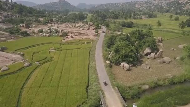 Aerial Następujące Motocykl Przez Cud Przyrody Hampi Valley Indie — Wideo stockowe