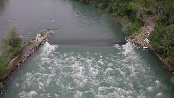 Bremgarten Switzerland Reuss 강에서 서핑을 즐기는 사람들 — 비디오