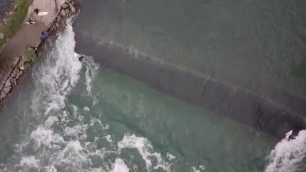 공중에서 스위스 파도타기하는 사람들 로이스 강에서 파도를 분쇄하는 — 비디오