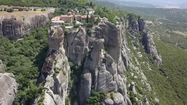 가파른 꼭대기에 자리잡고 중세의 수도원 메테오라 그리스 — 비디오