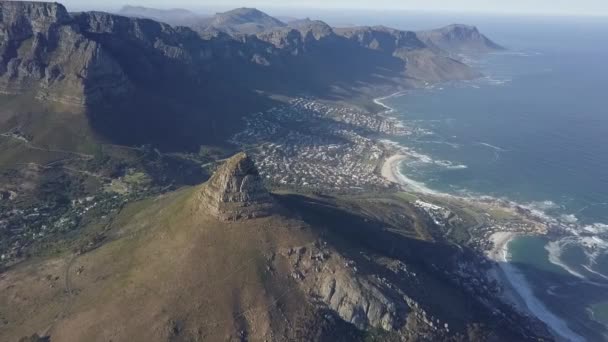 Aérea Lion Head Colmillo Montaña Que Eleva Por Encima Ciudad — Vídeos de Stock