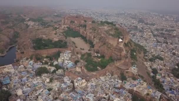 Letectví Masivní Starobylé Mehrangarh Fort Vysoko Nad Jodhpur Indie — Stock video
